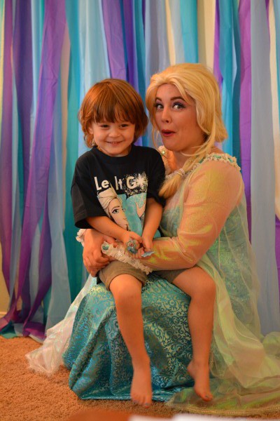 Someone snuck a kiss on Queen Elsa at his 4th Birthday party!